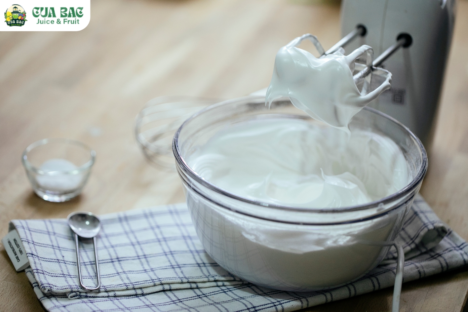 cách làm sinh tố sữa chua - đánh bông whipping cream